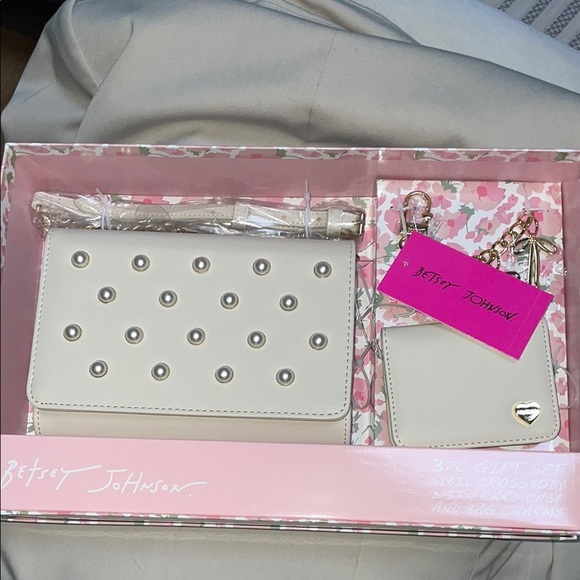 Betsey Johnson Off White and Gold Sybil Floral Set - Picture 1 of 13